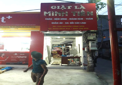 Giặt là Minh Tiến khi lắp biển QC